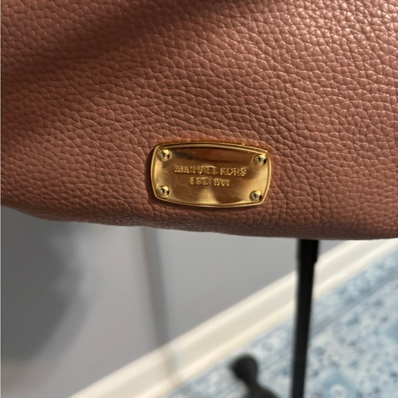 Michael Kors Crossbody Shoulder Bag – Rose Pebbled Leather w/ Gold Hardware - Picture 2 of 11